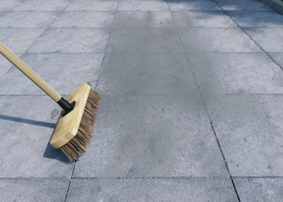 Ensuite faites pénétrer le sable pour pose de pavés dans les joints à l'aide d'une brosse