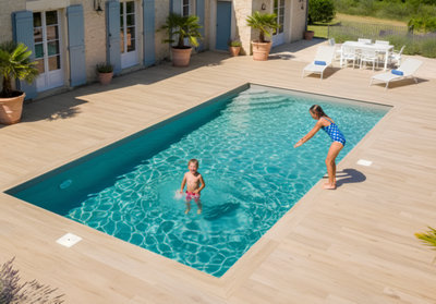 Une piscine enterrée devant une maison avec un carrelage extérieur effet bois