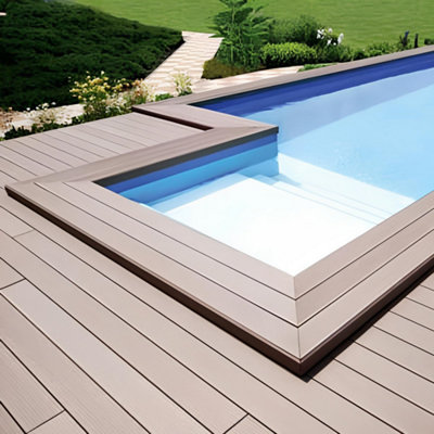 Une terrasse en lames de terrasse en composite autour d'une belle piscine