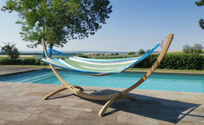 Un hamac devant une piscine