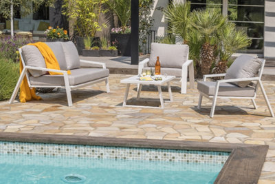 Un salon bas de jardin autour d'une piscine