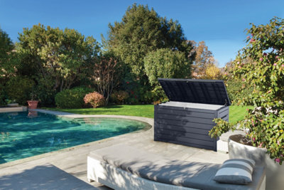 Un coffre de rangement à proximité d'une piscine