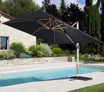 Un parasol;déporté au bord d'une piscine