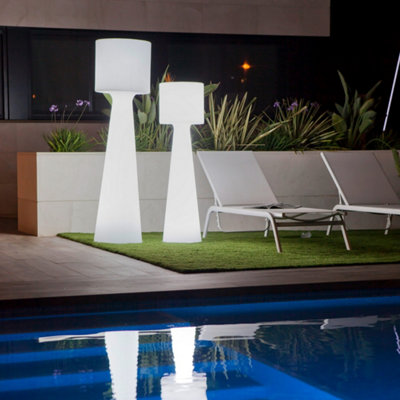 Des lampadaires design au bord d'une piscine
