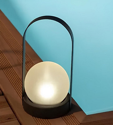 Une lanterne solaire dans le coin d'une piscine