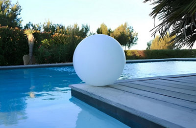 Une boule lumineuse posée au bord d'une piscine
