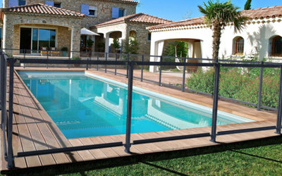 une piscine sécurisée par des barrières transparentes