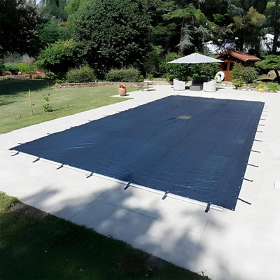 Une couverture posée sur une piscine pour assurer la sécurité