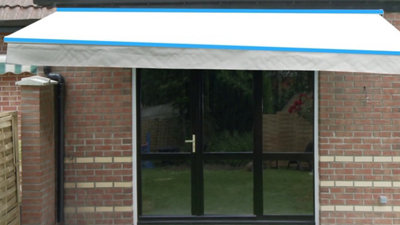 Alignez la barre frontale du store banne avec le coffre.​