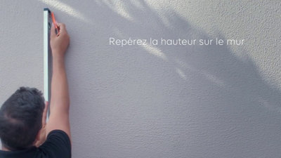 5. Repérez la hauteur sur le mur. Vérifiez l’absence de tuyaux et de câbles à l’aide du détecteur. ​