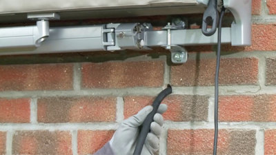 Insérez la gaine dans le mur de la maison.​