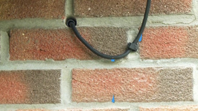 Fixez le câble en aménageant une boucle pour le cheminement de l’eau.​
