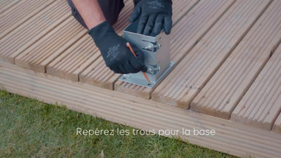 7. Mesurez la position de la base du poteau. Repérez les trous pour la base. Percez les trous. Vissez la basse au sol. Insérez le poteau sur la basse. Serrez les fixations. ​