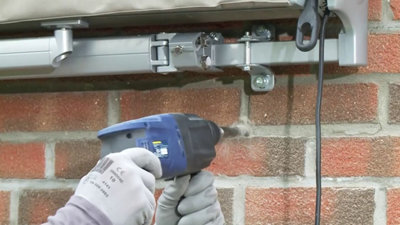 Effectuez le perçage du mur de part en part.​