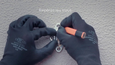 6. Repérez les trous. Percez. Insérez les chevilles murales. Vissez.​