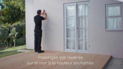 4. Prolongez vos repères sur le mur à la hauteur souhaitée puis vérifiez le niveau.​
