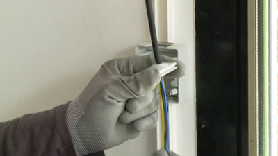 Insérez le câble de raccordement dans la protection.​