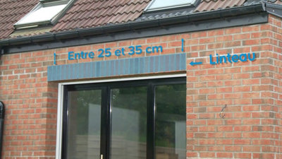 Et entre 25 et 35 cm au-dessus du linteau.​