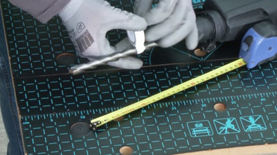 Astuce pour ajuster la profondeur de perçage : placez un adhésif sur le foret à la profondeur souhaitée​