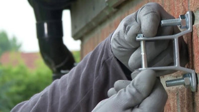 Enlevez les boulons et les écrous des pattes de fixation.​