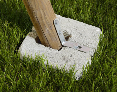 Il vous suffit alors tout simplement de fixer les pieds du portique aux plots