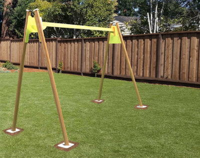 Une fois la mise en place des plots en béton terminée, chacun dans son trou et parfaitement calé, vous allez pouvoir installer le portique sur les plots.