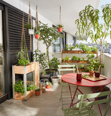 Image d'un carré potager sur pieds sur un balcon