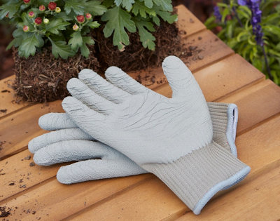 Gants de jardinage posés sur une table