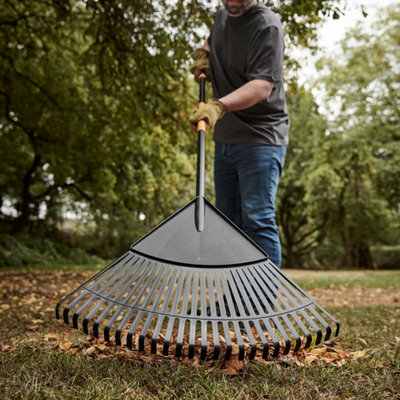 La chute des feuilles des arbres et des fleurs marque le changement de saison et vous devrez veiller à tout nettoyer régulièrement pour ne pas que les limaces et les escargots s'en servent comme abris