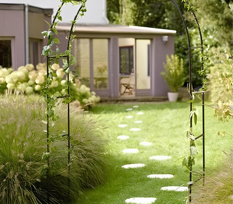 Une allée de pas japonais vers un abri de jardin