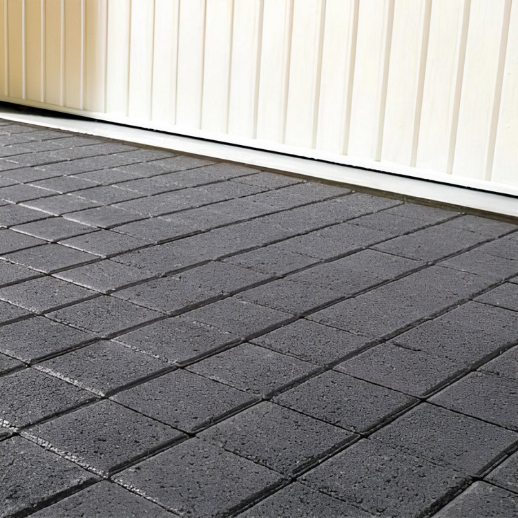 Beaux pavés anthracites devant un garage