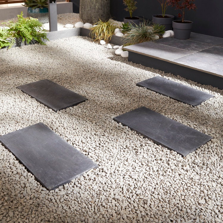 Des dalles sur une allée en graviers