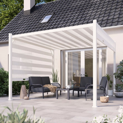 Une terrasse en dalles devant une maison