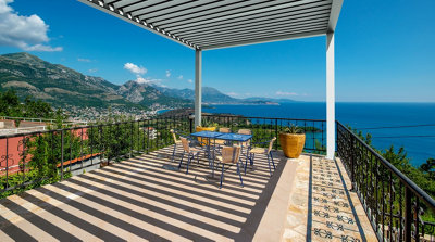 Une terrasse en plein soleil équipée de très belles dalles de terrasse