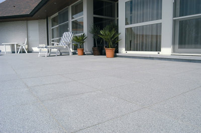 Une grande terrasse e ndalles de granit