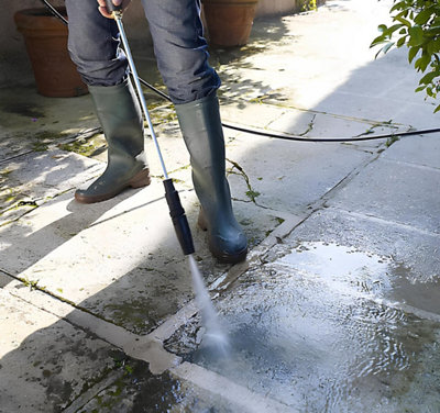 Zoom sur le decrassage des dalles de terrasse avec un nettoyeur haute pression