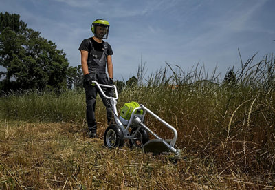 Exemple d'une débroussailleuse sur roues