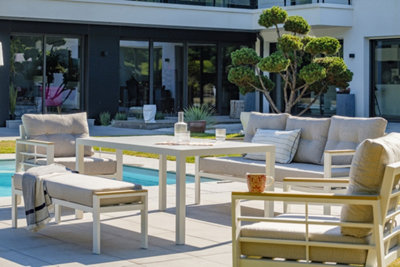 Du mobilier au bord de la mer ou d'une piscine