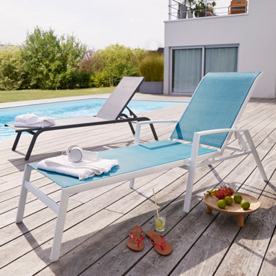 Un espace de détente grâce aux bains de soleil