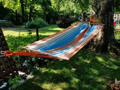 Un espace de détente grâce aux éléments suspendus et ras du sol