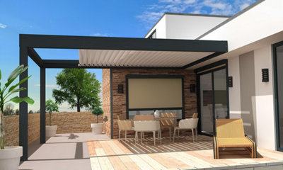 Une pergola bioclimatique sous le soleil sur la terrasse d'une maison contemporaine