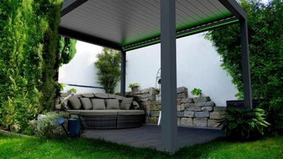 Au mileiu d'un gazon, création d'un ilôt de fraicheur avec une pergola bioclimatique
