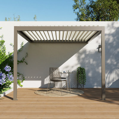 Une pergola adossée à un mur pour gagner de la place