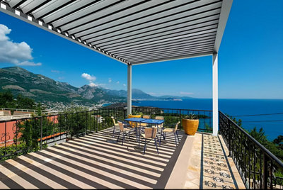 Une grande pergola bioclimatique sur une grande terrasse dominant la mer