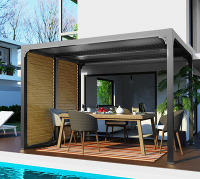Pergola adapté à l'espace entre la maison et la piscine