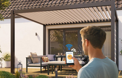 Exemple d'une pergola bioclimatique pilotée par un smartphone