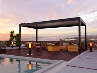 Une grande pergola bioclimatique le long d'une piscine