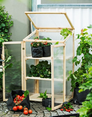Elle protège ainsi les semis, plantes et petites cultures.