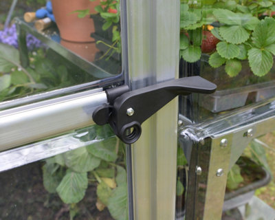 Quelques modèles de serres ont une poignée de porte verrouillable afin d’avoir une meilleure protection de ce qui est à l’intérieur.