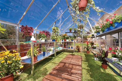 Les cultures ont besoin de stabilité climatique pour se développer, ce que permet une serre de jardin.